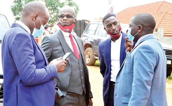 Benjamin Katana (ku kkono), Anthony Wameri , Kalule Fredrick Robert wamu ne George Musisi nga beegeyaamu oluvannyuma lwa poliisi okubalemesa okutuuka ewa Kyagulanyi. Benjamin Katana (ku kkono), Anthony Wameri , Kalule Fredrick Robert wamu ne George Musisi nga beegeyaamu oluvannyuma lwa poliisi okubalemesa okutuuka ewa Kyagulanyi.