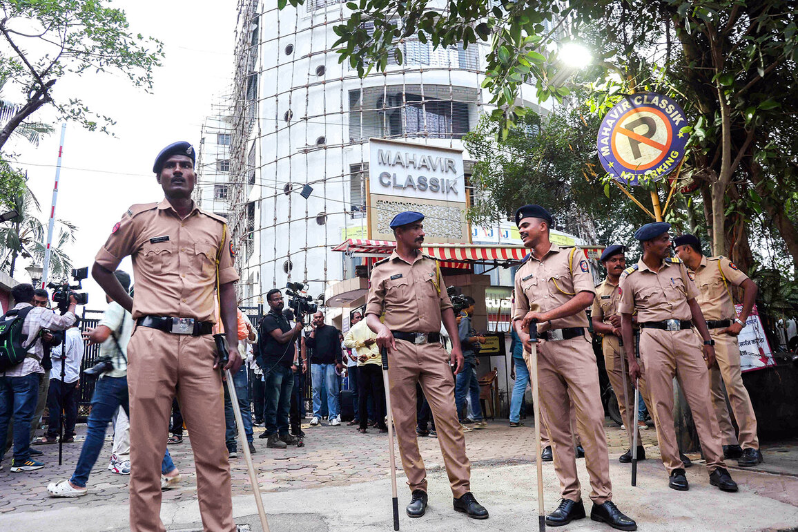 "Thanks for having our back": Amitabh Bachchan, SRK, Salman, Akshay celebrate 10 years of Mumbai Police joining social media