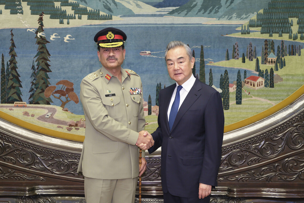 CHINA-BEIJING-WANG YI-PAKISTAN-ARMY CHIEF-MEETING (CN)