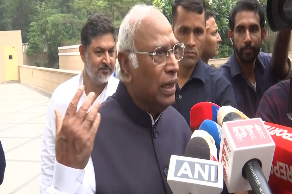"100 per cent going to win": Mallikarjun Kharge on upcoming Kerala assembly polls after meeting party leaders at Indira Bhawan