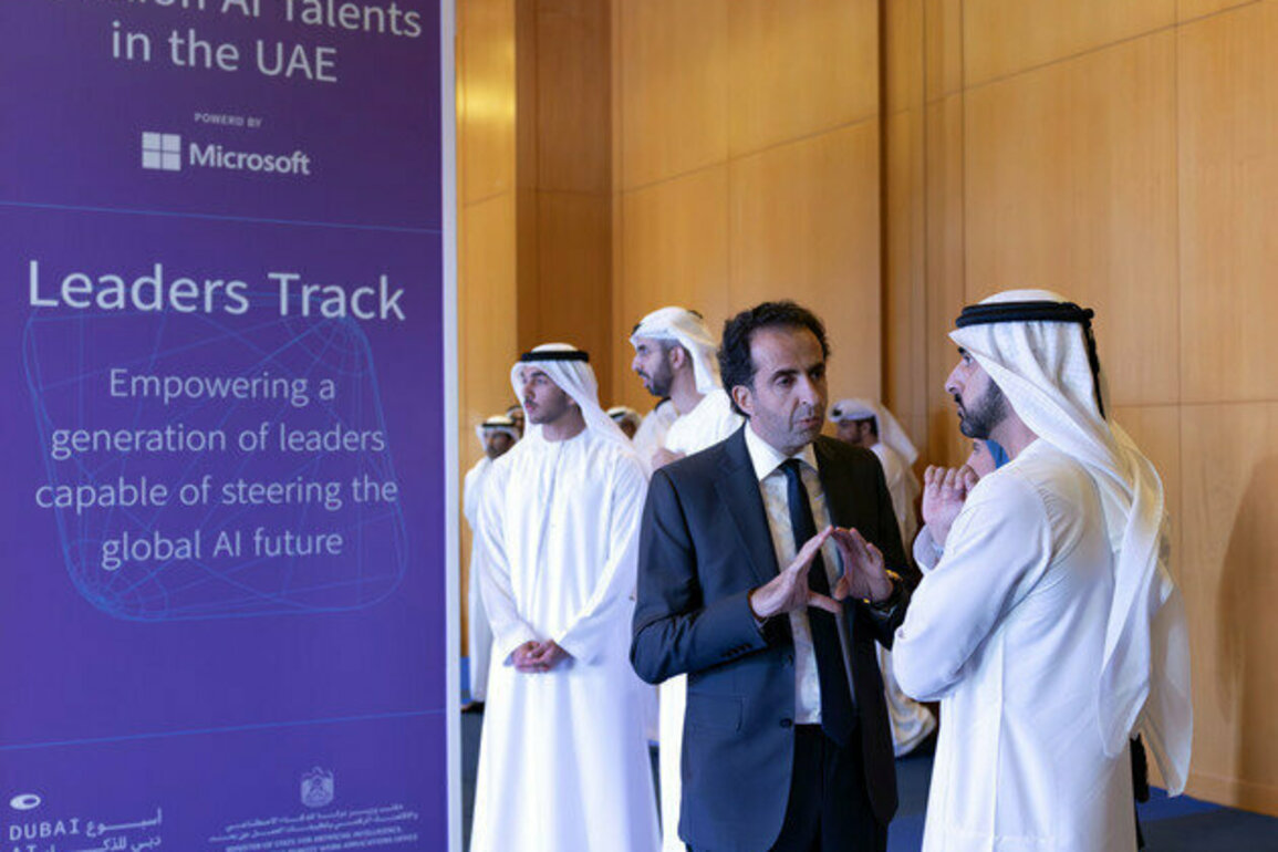 Hamdan bin Mohammed meets with government employees participating in '1 Million AI Talents in the UAE' initiative