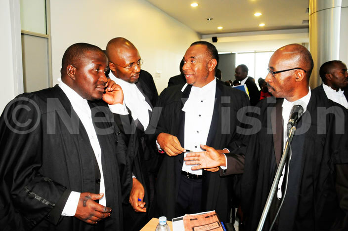mama babazi lawyers suman asalirwa ichael kampuliraright and uhammad babazi middle  in the upreme ourt on the second day of the election petition hoto by ddie sejjoba