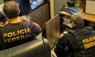Agentes da PF durante busca na Operação Rejeito
