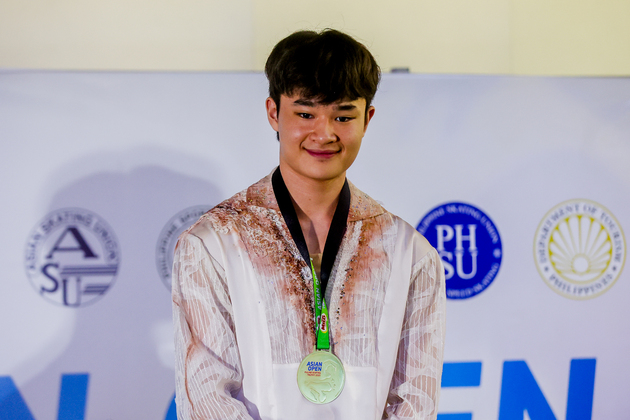 (SP)THE PHILIPPINES-PASAY CITY-ASIAN OPEN FIGURE SKATING TROPHY-SENIOR MEN-AWARDING CEREMONY