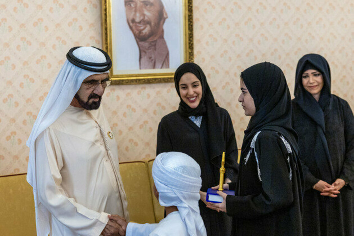 Mohammed bin Rashid meets with prominent citizens, business leaders, investors, officials