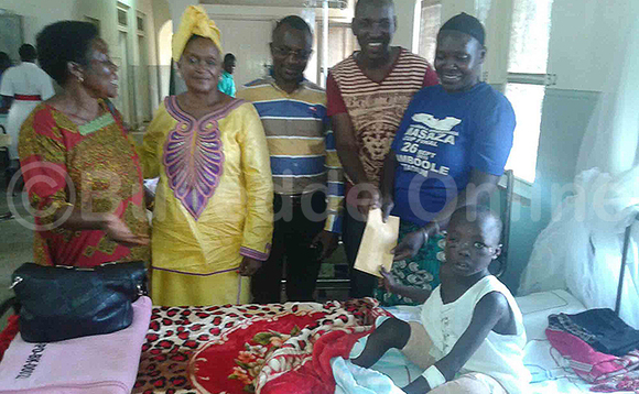 Rose Birungi owokubiri ku (kkono) ne Godius Twesigye ku (wakati) aba NRM okuva ebweru nga bawaayo ssente akakadde akalamba okudduukirira abaana abaalumwa embwa e Masaka. Rose Birungi owokubiri ku (kkono) ne Godius Twesigye ku (wakati) aba NRM okuva ebweru nga bawaayo ssente akakadde akalamba okudduukirira abaana abaalumwa embwa e Masaka.