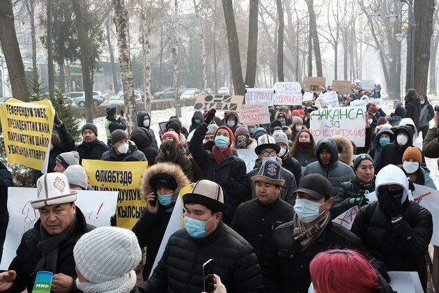 Kyrgyzstan: Hundreds rally against constitutional tinkering
