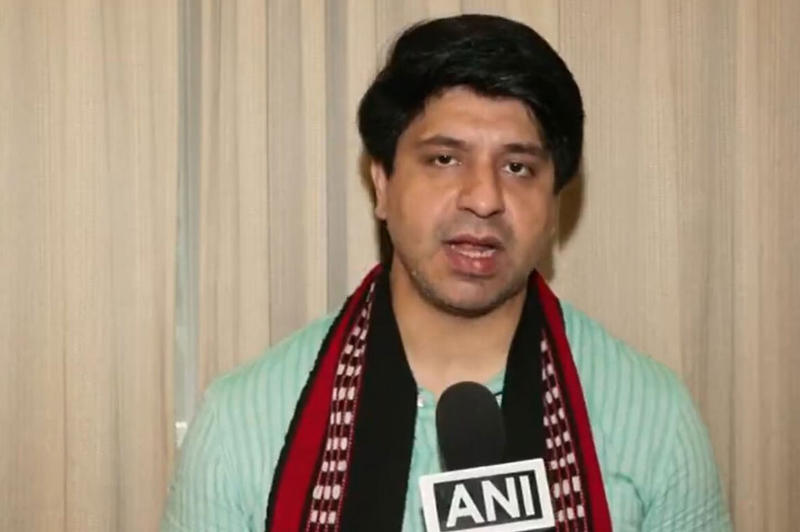 "Leader of propaganda, paryatan, palayan": BJP's Shahzad Poonawalla slams Rahul Gandhi over his remarks in Germany