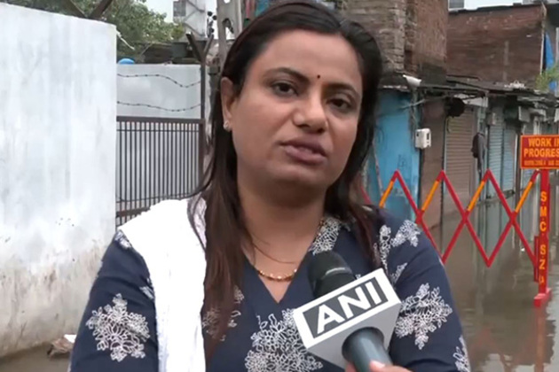Surat Municipal Corporation monitoring water-level situation in lower areas, helping residents