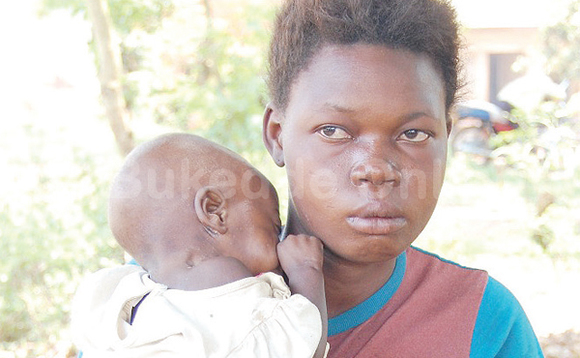 Mutesi n’omwana we. Mutesi n’omwana we.