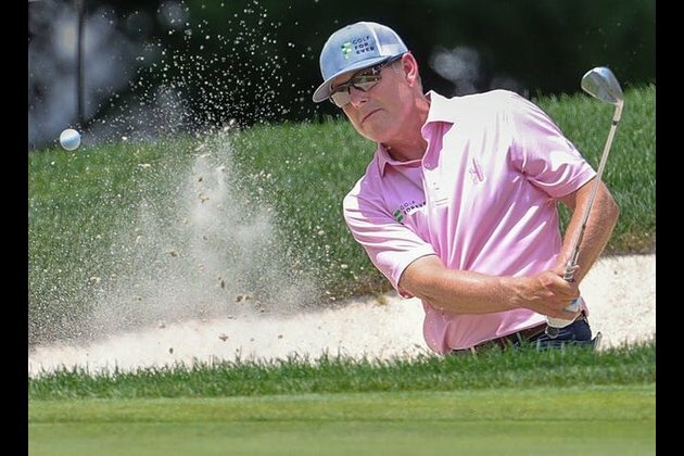 Justin Leonard fires course-record 62, leads in Madison