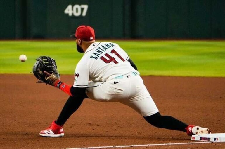 Diamondbacks DFA veteran 1B Carlos Santana