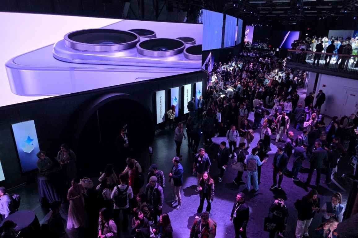 Samsung tests demand with pricier Galaxy S26