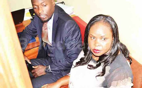 Teddy Bugingo ne looya we Julius Galisonga mu kkooti. Teddy Bugingo ne looya we Julius Galisonga mu kkooti.