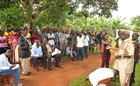Haji Nadduli (ku ddyo) ng’ayogera eri abagobwa ku ttaka e Mpunge mu Mukono. Haji Nadduli (ku ddyo) ng’ayogera eri abagobwa ku ttaka e Mpunge mu Mukono.