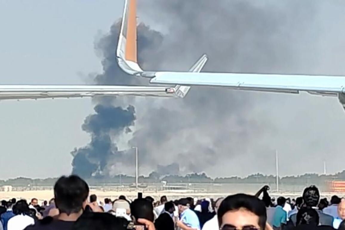 Indian Tejas fighter jet crashes at Dubai Airshow, pilot dead