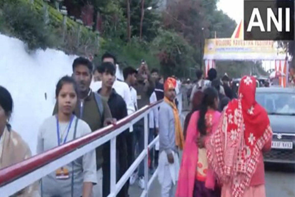 J-K: Large number of devotees gather at Mata Vaishno Devi Mandir on first day of Chaitra Navratri