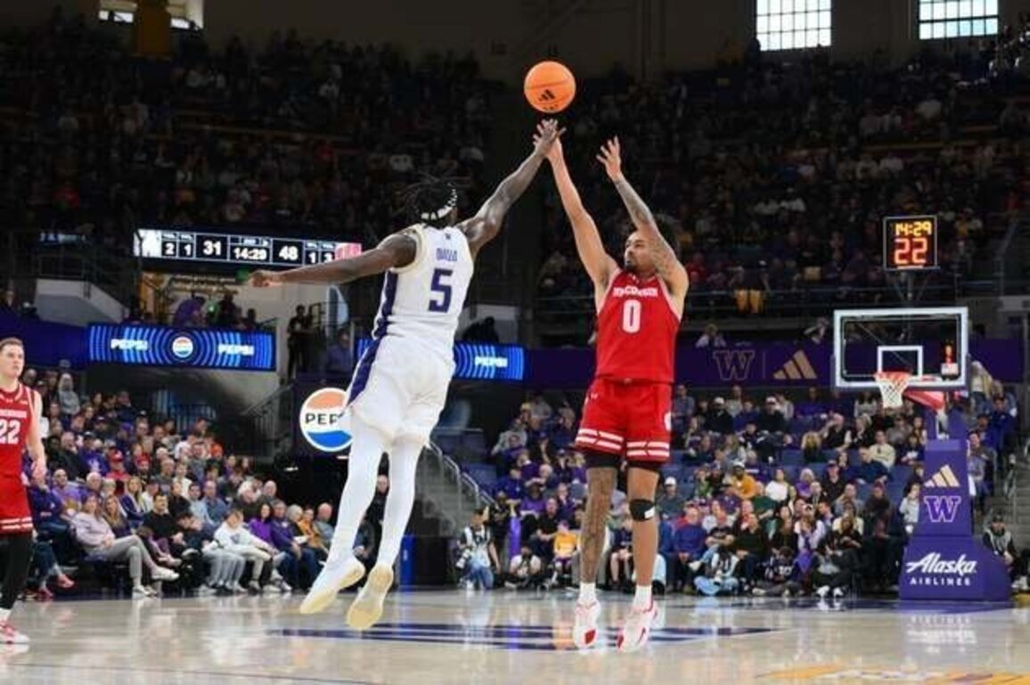 Braeden Carrington explodes for 32 points as Wisconsin routs Washington