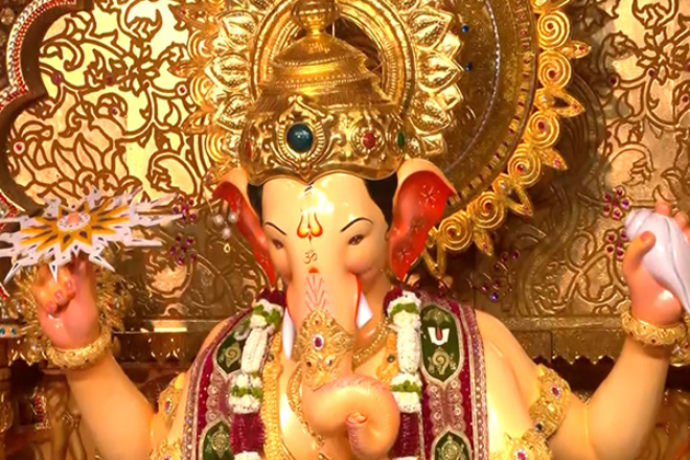 Malaika Arora, Shilpa Shetty offer prayers at Lalbaugcha Raja