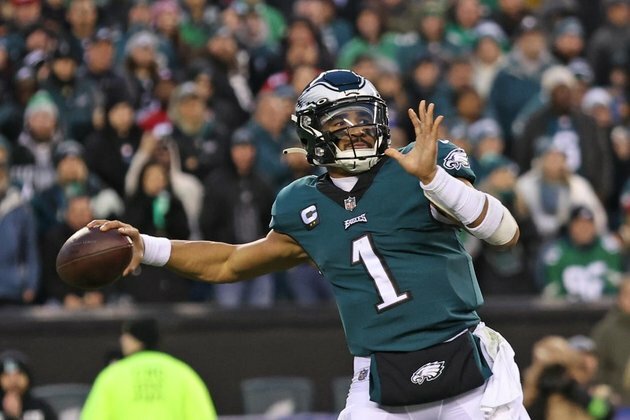 Eagles see majority of early action as Super Bowl spread shifts to -2