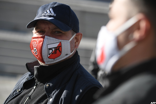  any fans who attended the match wore  face masks