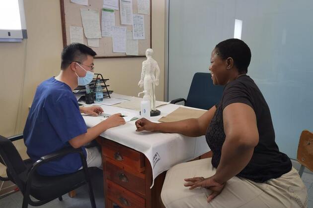 (Hello Africa) Needles and Qigong: Chinese medical team brings holistic healing to Namibia