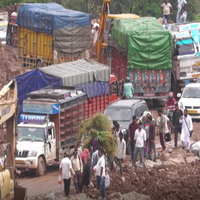 J-K: Massive traffic jams on Jammu-Srinagar highway as single-lane movement continues at Thard