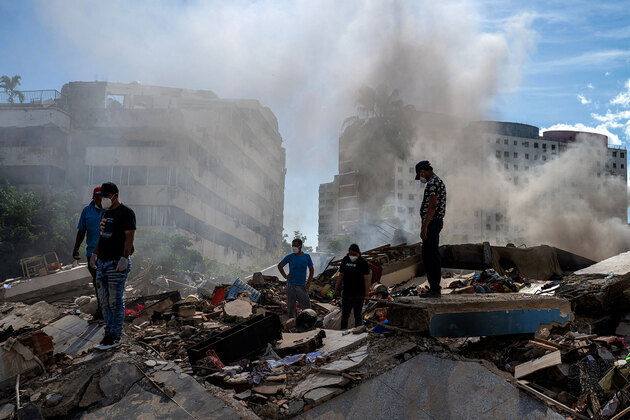 At least 1,450 reported dead as rescue operators tear through rubble in Venezuela
