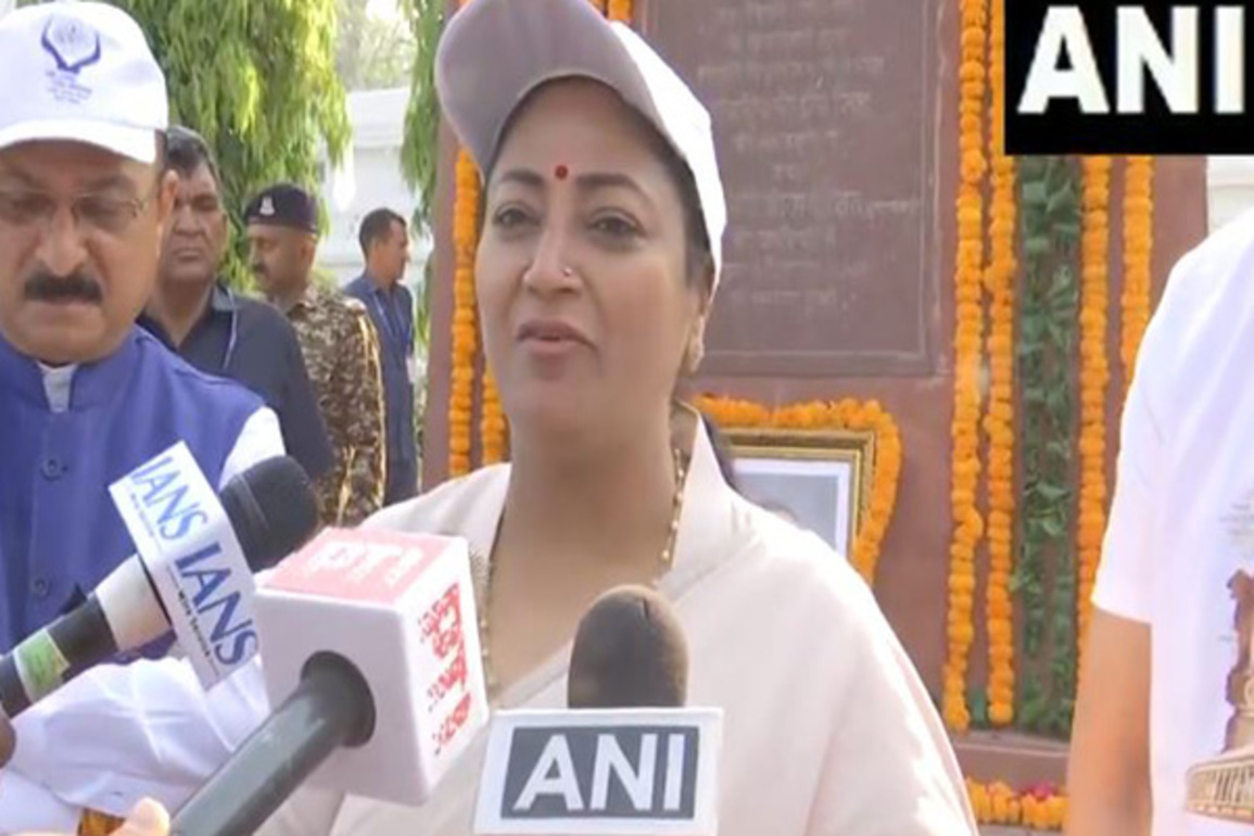 Delhi CM Rekha Gupta flags off Marathon on the eve of Ambedkar Jayanti