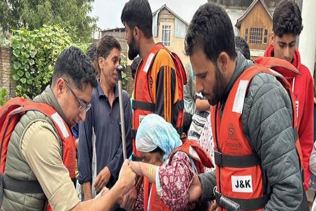 J-K: Srinagar Police leads evacuation, relocation efforts amid challenging weather conditions