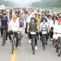 Mansukh Mandaviya cycles along with MPs in New Delhi as part of 'Fit India Sundays on Cycle'