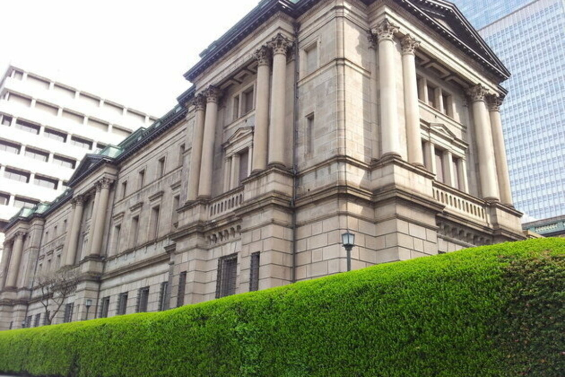 Japanese government lowers its assessment of corporate profits amid tariffs