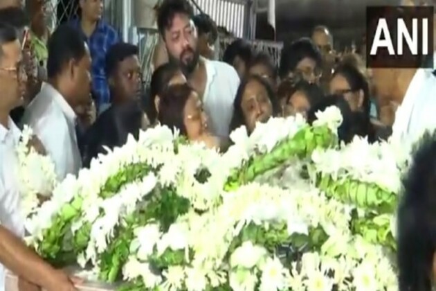 Mortal remains of Pahalgam terrorist attack victim Samir Guha brought to his residence in Kolkata