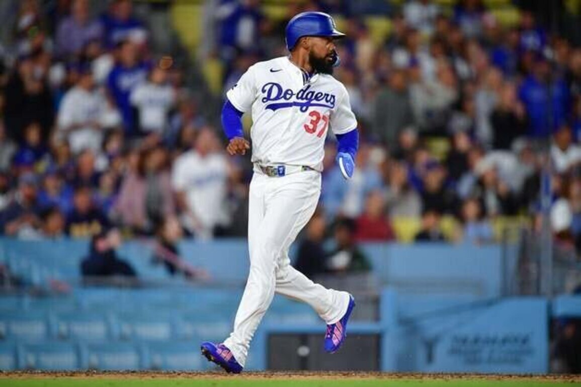 Dodgers place Teoscar Hernandez on IL, option Hyeseong Kim