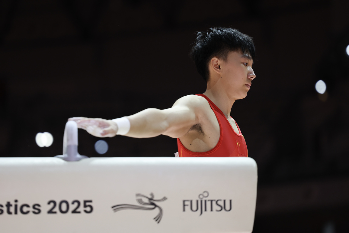 (SP)INDONESIA-JAKARTA-GYMNASTICS-WORLD CHAMPIONSHIPS-MEN'S POMMEL HORSE
