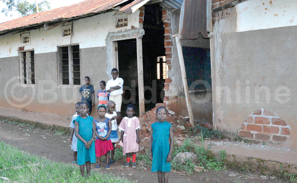 Abayizi ba St. Matia Mulumba Primary School, Naama ku kizimbe kyabwe akyabambuka mu September wa 2013. Abayizi ba St. Matia Mulumba Primary School, Naama ku kizimbe kyabwe akyabambuka mu September wa 2013.