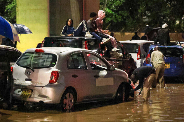 Dozens dead in Kenyan flooding 