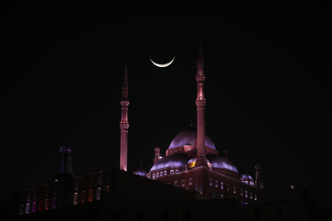 EGYPT-CAIRO-RAMADAN-CRESCENT
