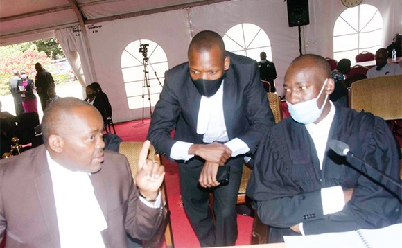Bannamateeka ba Kyagulanyi okuli Medard Lubega Sseggona ( ku kkono), Muwanda Nkunnyingi ne Sam Muyizzi. Bannamateeka ba Kyagulanyi okuli Medard Lubega Sseggona ( ku kkono), Muwanda Nkunnyingi ne Sam Muyizzi.