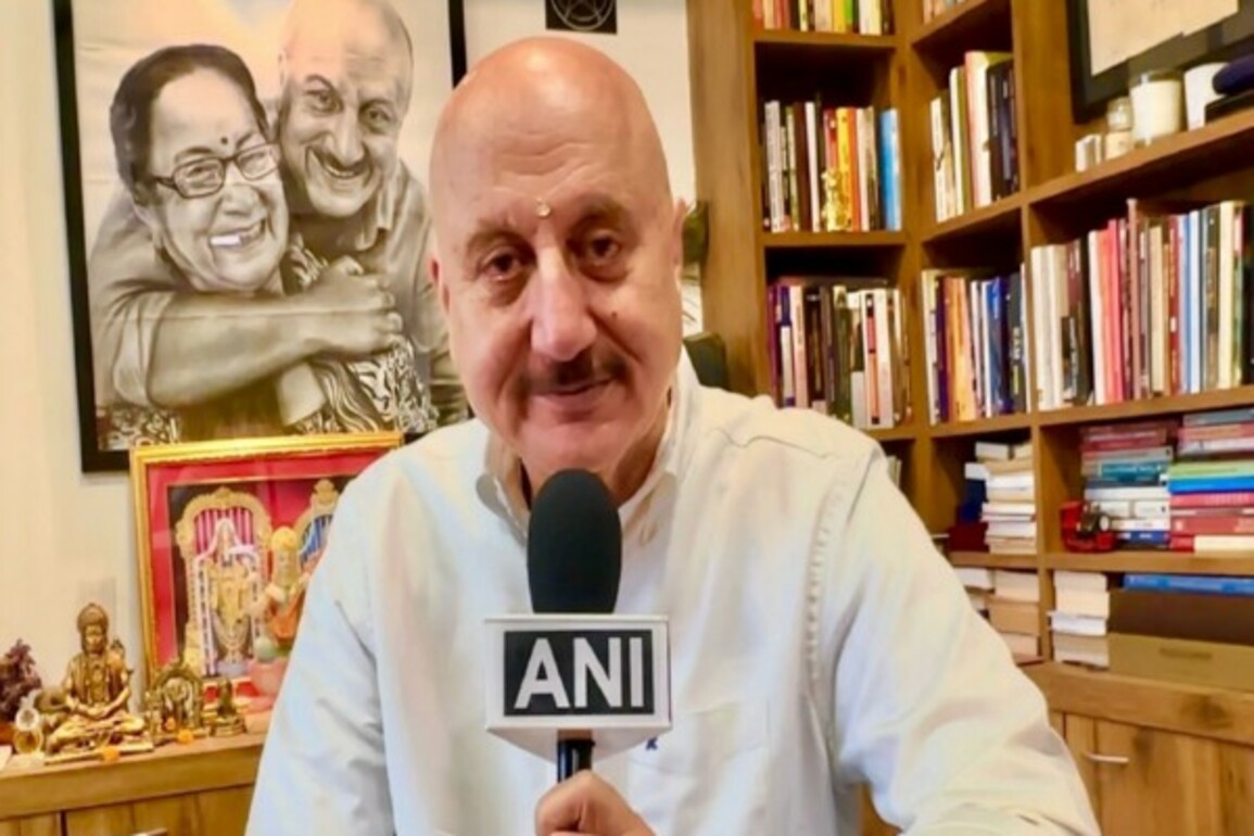 Anupam Kher offers prayers at Siddhivinayak Temple on occasion of Hanuman Jayanti