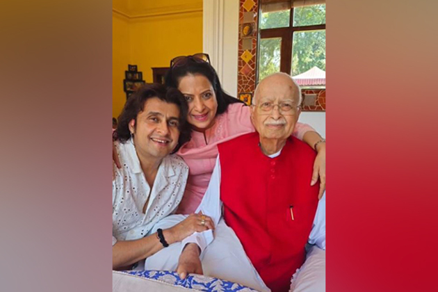Sonu Nigam meets veteran BJP leader LK Advani, his daughter Pratibha, bonds with them over 'Sindhi Kadhi'