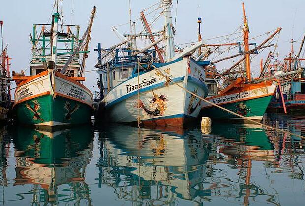 Peru squid fishermen battle China's overseas fleet