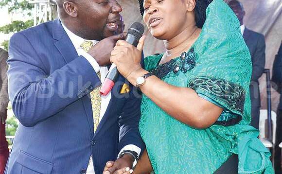 Baminisita Kiwanda ne Nantaba nga bayimba Baminisita Kiwanda ne Nantaba nga bayimba