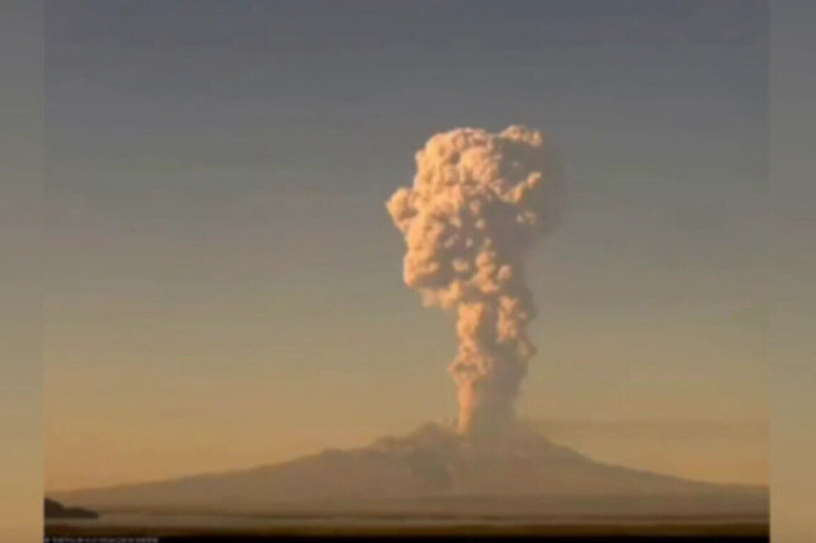 Volcano eruption triggers highest aviation alert over Russia's Far East (VIDEO)