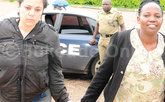Omuserikale ng’atwala omukazi Rodriguez (ku kkono) mu kaduukulu k’oku poliisi y’oku kisaawe e Ntebe. Omuserikale ng’atwala omukazi Rodriguez (ku kkono) mu kaduukulu k’oku poliisi y’oku kisaawe e Ntebe.