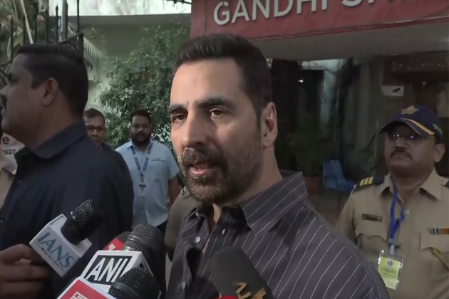 Akshay Kumar's escort car meets with accident in Mumbai