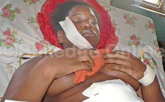 Nannyonjo eyakubiddwa essasi ng’ali ku kitanda mu ddwaaliro e Mulago. Nannyonjo eyakubiddwa essasi ng’ali ku kitanda mu ddwaaliro e Mulago.