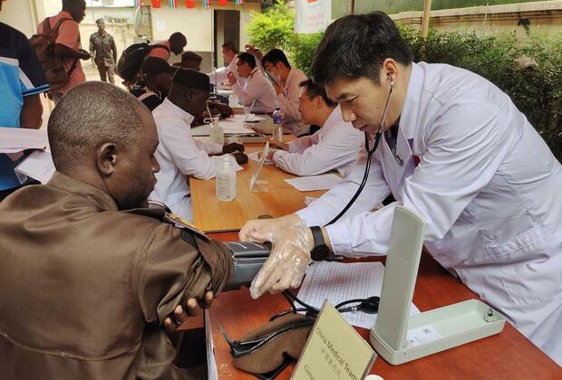 (Hello Africa) Chinese medical team brings health and warmth to Gambians