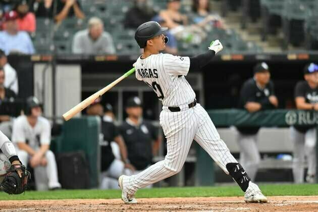 White Sox erupt for 7 in the 7th to put away Phillies