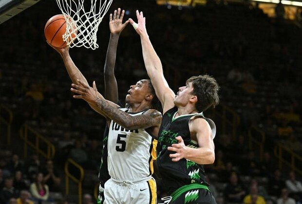 Payton Sandfort scores 21 as Iowa crushes North Dakota